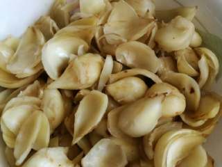 4、凉拌百合,蒸好后的样子。