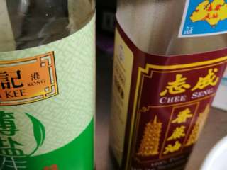 5、凉拌百合,只要两种调料就可以了，薄盐生抽和志成麻油。