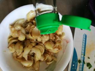 6、凉拌百合,加入适量酱油麻油就拌匀就可以了。