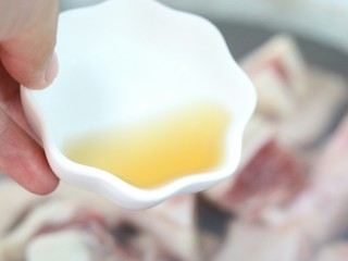 4、滋补茶树菇老鸭汤,水中加入料酒去味儿,煮沸后捞出清洗干净~