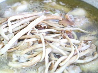 9、滋补茶树菇老鸭汤,锅内煮沸后,加入茶树菇一起炖20分钟左右~