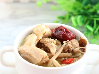 11、滋补茶树菇老鸭汤,炖熟后加入适量盐调味,再放入枸杞即可~