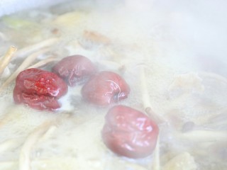 10、滋补茶树菇老鸭汤,再将红枣放入改小火一起炖至鸭肉熟~