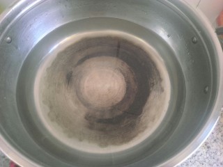 1、鸡蛋酱面,锅里放水烧到水快沸腾时就放进去