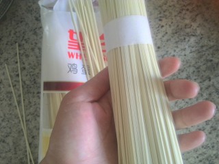 2、鸡蛋酱面,1000g的面分了四捆 每捆平均250克 我用了一小半