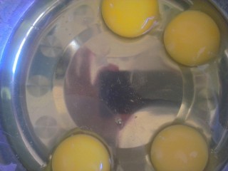 4、鸡蛋酱面,在碗里打四个鸡蛋 顺着一个方向搅拌均匀