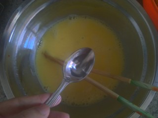 5、鸡蛋酱面,放一点白醋 鸡蛋会更蓬松柔软