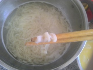 7、鸡蛋酱面,面有一点白心关火 放凉水冲几遍过凉