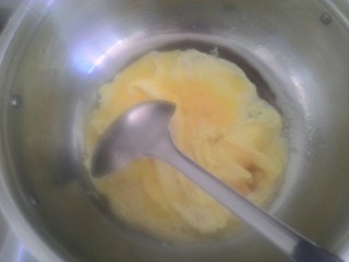 8、鸡蛋酱面,放适量油 炒鸡蛋