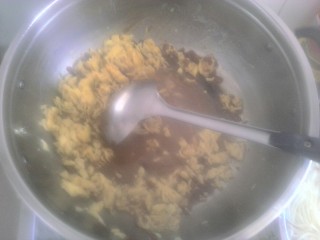 10、鸡蛋酱面,一起炒数下 添点水 水沸腾 就可以出锅了