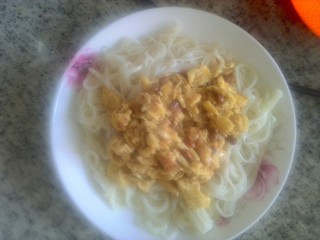 11、鸡蛋酱面,摆盘 吃面