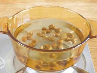 2、24m+自制冰糖葫芦（宝宝辅食）,首先，山药豆倒入锅中，煮5分钟后捞出~