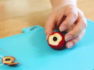 3、24m+自制冰糖葫芦（宝宝辅食）,接着，山楂去核，两头切掉一点，用筷子戳一下就可以轻松去掉了~