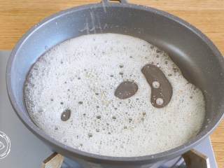 9、24m+自制冰糖葫芦（宝宝辅食）,撒上少量的芝麻，搅拌几下，马上离火~