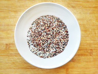 1、清爽无负担的鲜虾牛油果藜麦饭,放入三色藜麦，藜麦的量为大米的三分之一，