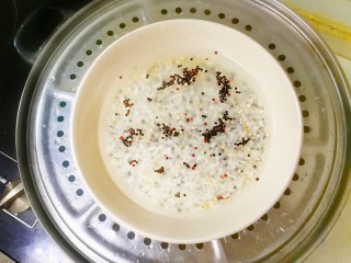 2、清爽无负担的鲜虾牛油果藜麦饭,淘洗干净后，倒入一横指高的温水，放入蒸锅，中火蒸15分钟