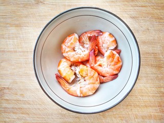 4、清爽无负担的鲜虾牛油果藜麦饭,处理好的鲜虾，放入开水锅里煮两分钟，至虾壳变红，虾肉熟透后捞出，