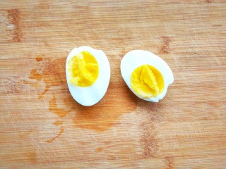 6、清爽无负担的鲜虾牛油果藜麦饭,用凉水冲洗蛋壳，剥皮后一切为二，