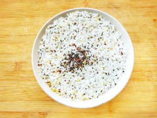 7、清爽无负担的鲜虾牛油果藜麦饭,这时藜麦大米饭也蒸好了，看着还不错吧，粒粒分明，取出一旁备用，