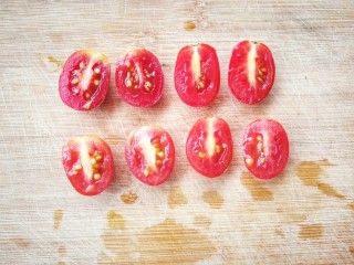 8、清爽无负担的鲜虾牛油果藜麦饭,把圣女果洗净，从中间一切为二，记得要把皮洗干净，因为皮也是要吃的，