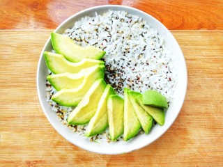 11、清爽无负担的鲜虾牛油果藜麦饭,把牛油果按照自己喜欢的造型…摆入藜麦饭中，