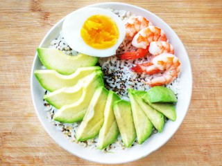 12、清爽无负担的鲜虾牛油果藜麦饭,再把剥去壳的虾肉和鸡蛋放入碗中，