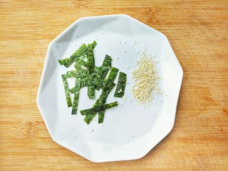 9、清爽无负担的鲜虾牛油果藜麦饭,海苔剪碎，并准备一些白芝麻，备用，