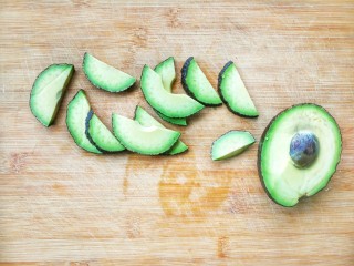 10、清爽无负担的鲜虾牛油果藜麦饭,牛油果从核中间切开，取半个牛油果切片，再去皮备用，