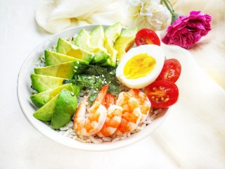 13、清爽无负担的鲜虾牛油果藜麦饭,放入圣女果，海苔碎和白芝麻，最后在上面撒少许鲜酱油，美美的摆拍一下，准备开吃啦！