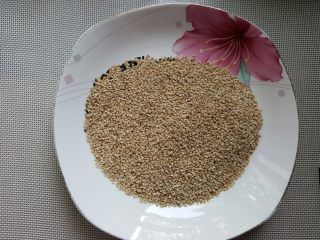 3、开口笑,用深盘准备适量的白芝麻（生）。