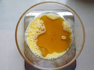 4、开口笑,取一颗鸡蛋，打散后加入花生油。