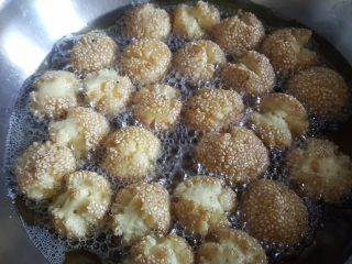 12、开口笑,用勺子搅动，让小面团受热均匀，炸成金黄色即可。