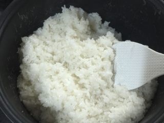 1、甜酒酿--家庭简单版,糯米2斤，我直接电饭煲煮的，大家可以用蒸的！把糯米饭凉一下，降温到手摸不烫，温温的就可以了.注意：不要凉到全凉了！