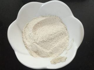 2、甜酒酿--家庭简单版,甜酒药，我买的是一块跟糕点一样的酒药，一块可以做4斤米，我取了1/2，普通面粉同酒药1:1的量，拌匀备用！