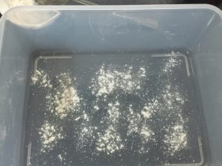 5、甜酒酿--家庭简单版,拿一干净容器，撒上一层酒药！