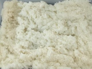 6、甜酒酿--家庭简单版,铺上一层糯米，然后继续撒上适量酒药，一层米饭一层酒药，大家撒酒药要适量哟，每层都要撒，到铺好所有米饭，最上面也要撒哟！（注：酒药跟面粉混合好才一点点量，撒的时候要注意每层的量！）