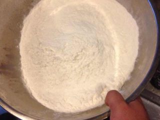 1、自己动手做披萨,先将面粉等材料放入盆中拌均。此步骤关键是必须洗手。