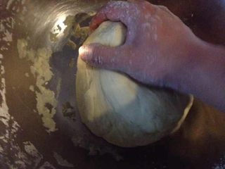 2、自己动手做披萨,如图然后加入鸡蛋、水用力和面，一定要让面粉等材料均匀。时间约30分钟，如果有条件的可以用机器来搞定。