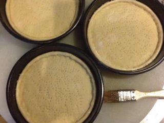 4、自己动手做披萨,如图根据烤盘大小来分面饼，本人用的是8寸盘，220g左右，在盘底刷上一层油，垒边，准备第一烘烤。