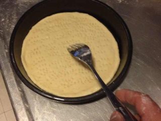 5、自己动手做披萨,如图烘烤时间不要太长，家用小烤炉200度，见面饼微微带黄即可。