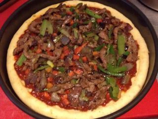 6、自己动手做披萨,如图做好的面饼放上自己喜欢吃的各种配料吧！要刷pizza酱哦，超市都有卖的，本人这个秘制。