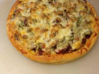 8、自己动手做披萨,如图烤出来的成品啦。