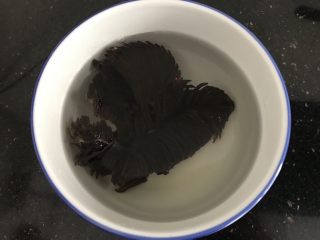 2、莲子无花果膨鱼腮扇骨汤,膨鱼腮提浸泡半小时软化