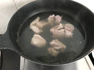 11、莲子无花果膨鱼腮扇骨汤,猪骨也飞水处理后捞出备用