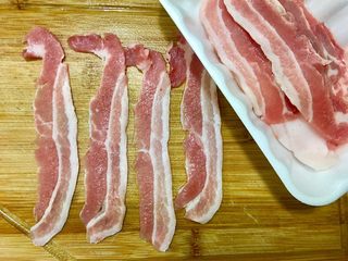 1、台式什錦炒麵,豬肉切薄片