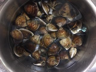 2、台式什錦炒麵,蛤蜊吐沙洗淨