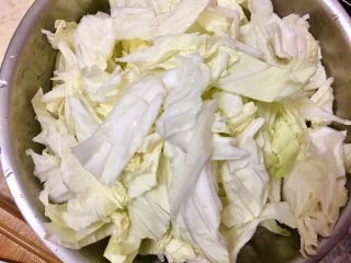 7、台式什錦炒麵,高麗菜洗淨用手撕成小塊狀
