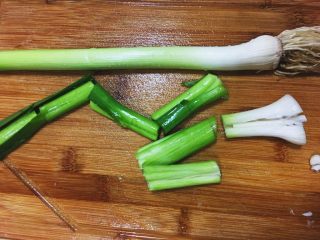 8、台式什錦炒麵,蒜苗洗淨去莖後拍扁切段