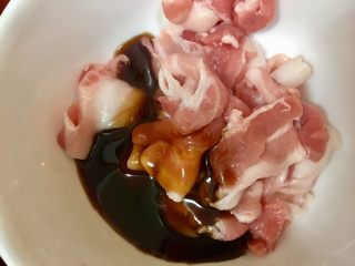 11、台式什錦炒麵,豬肉薄片置於碗內倒入醬油膏