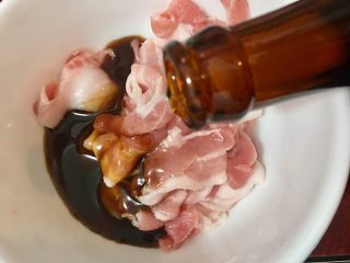 12、台式什錦炒麵,倒入米酒